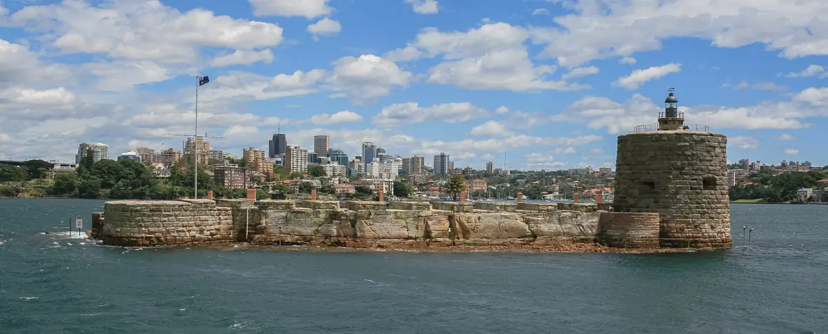 港の島にあるフォート・デニソン