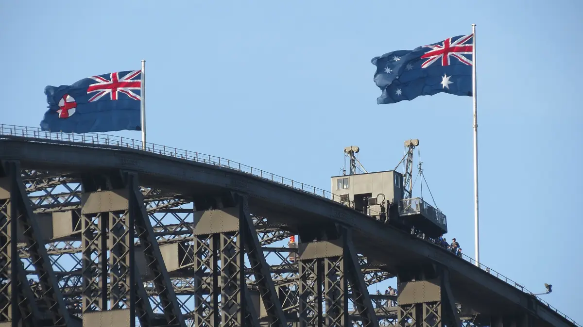 The Sydney Harbour Bridge from the side